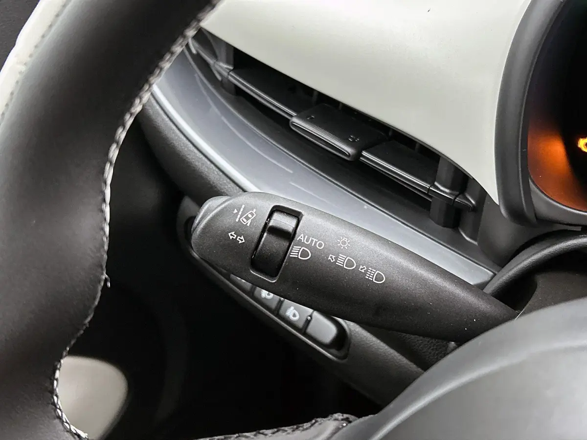 1.0 65pk Hybrid La Prima | VOORRAAD VOORDEEL | Climate Control | Apple CarPlay/Android Auto | 16'' LM velgen | Glazendak | Camera | Cruise Control | Stoelverwarming | LED |