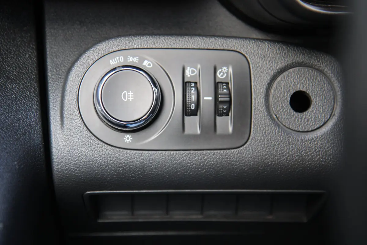 1.5D 102Pk Edition / Navi / Carplay / Multi stuur