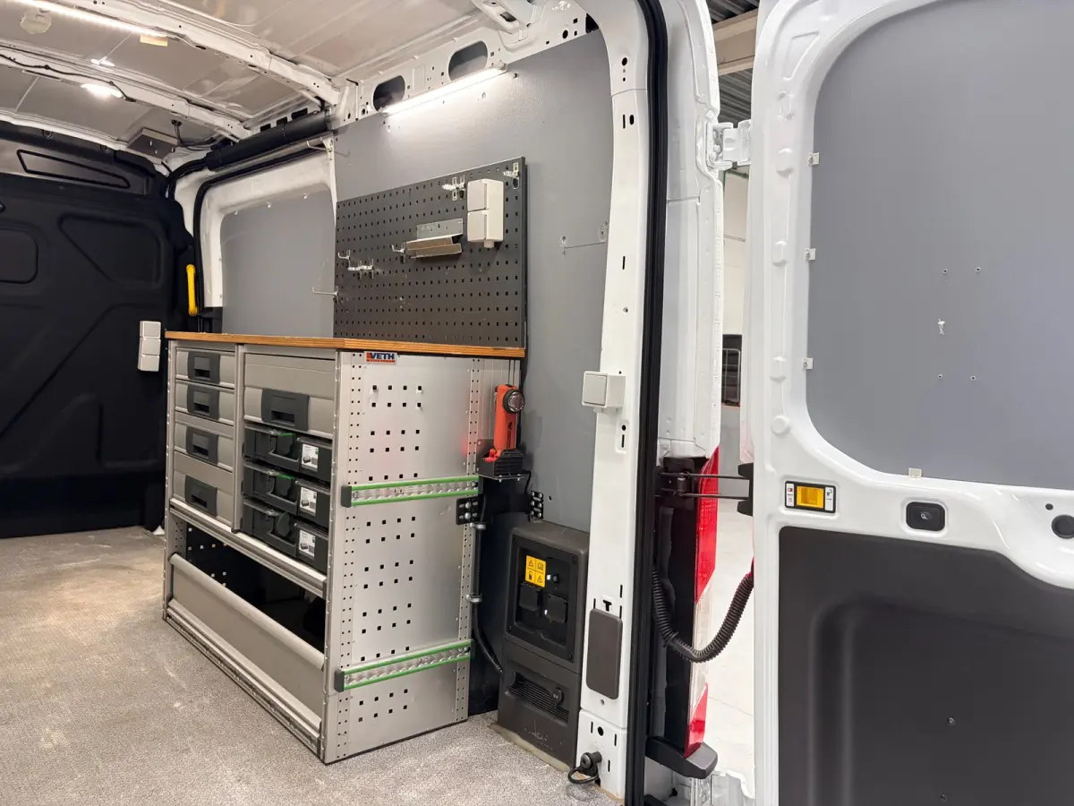 SERVICEWAGEN ELEKTRISCH AUTOMAAT 350 L2H2 Trend 68 kWh BOTT INRICHTING, V230 OMVORMER, RIJKLAARPRIJS!