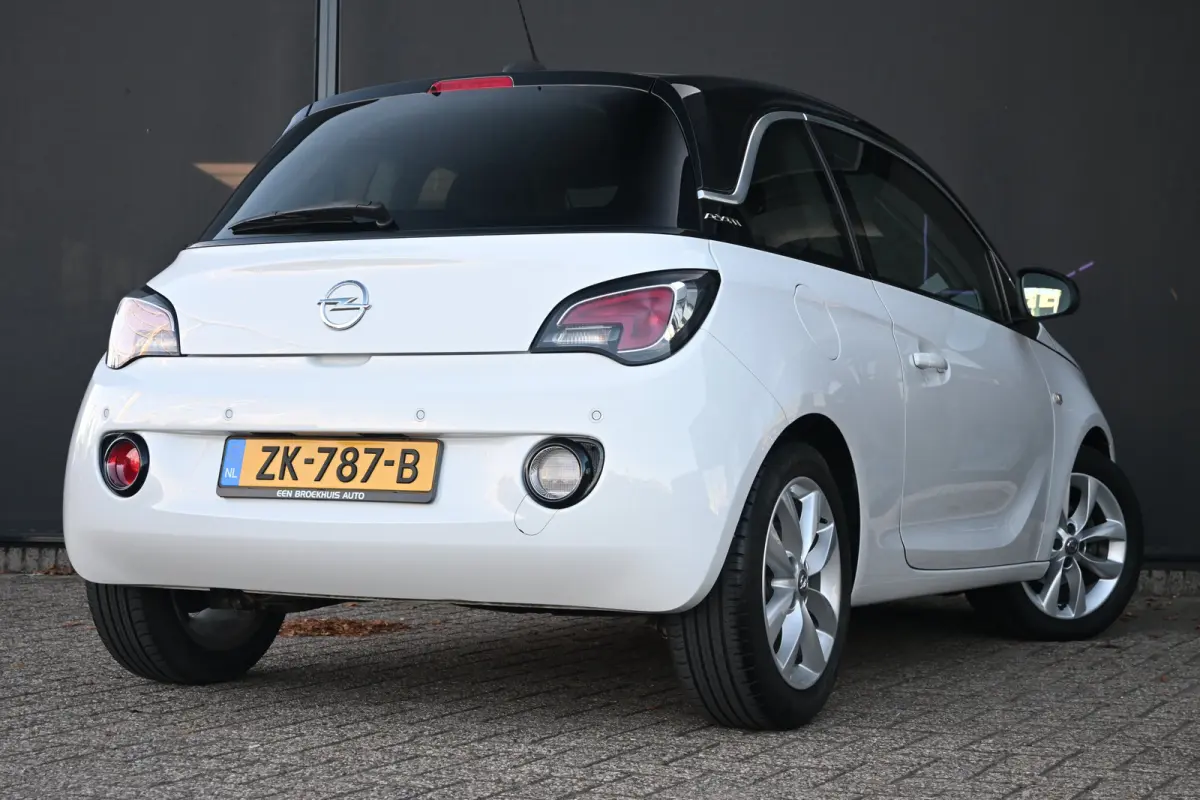 1.0 Turbo BlitZ | Cruise control | Stoel/Stuur verwarming | Navigatie | Parkeersensoren achter | LMV 16" | Airco | Extra getint glas |