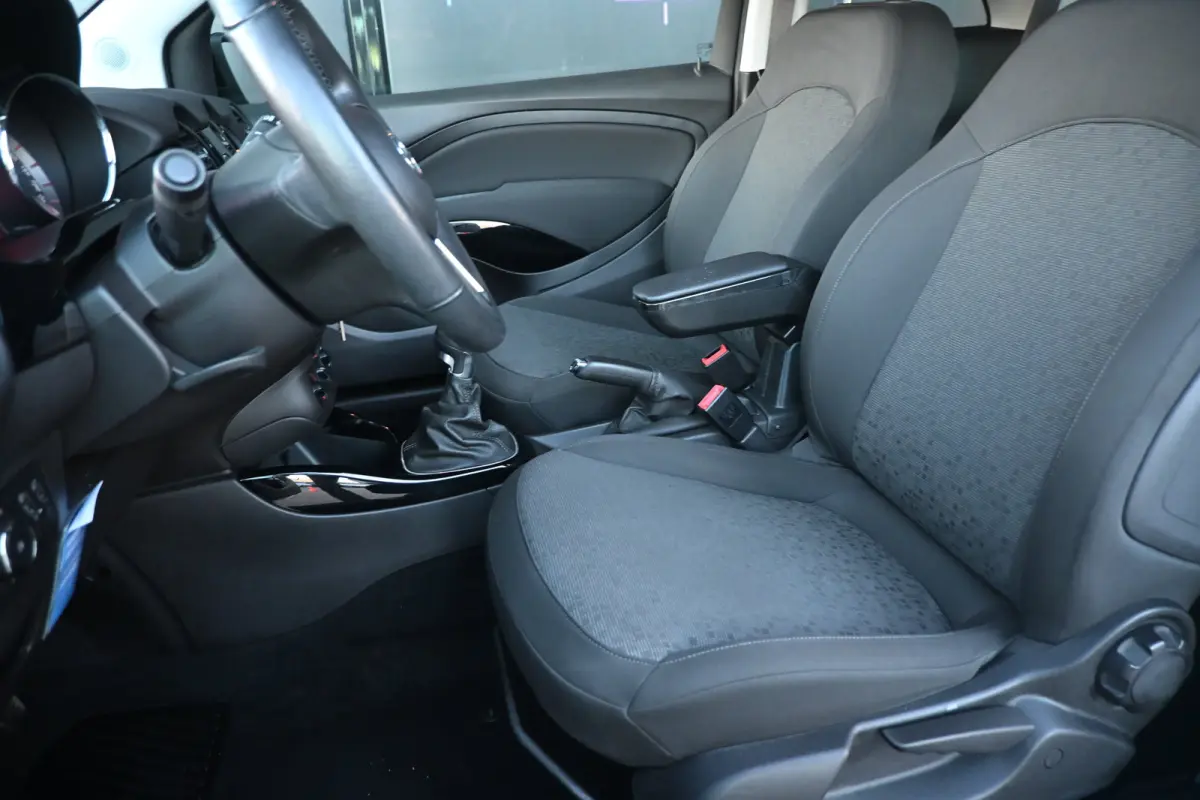 1.0 Turbo BlitZ | Cruise control | Stoel/Stuur verwarming | Navigatie | Parkeersensoren achter | LMV 16" | Airco | Extra getint glas |