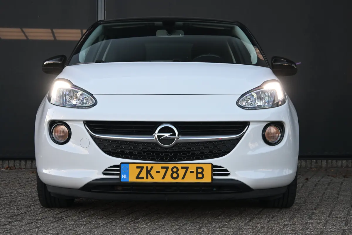 1.0 Turbo BlitZ | Cruise control | Stoel/Stuur verwarming | Navigatie | Parkeersensoren achter | LMV 16" | Airco | Extra getint glas |