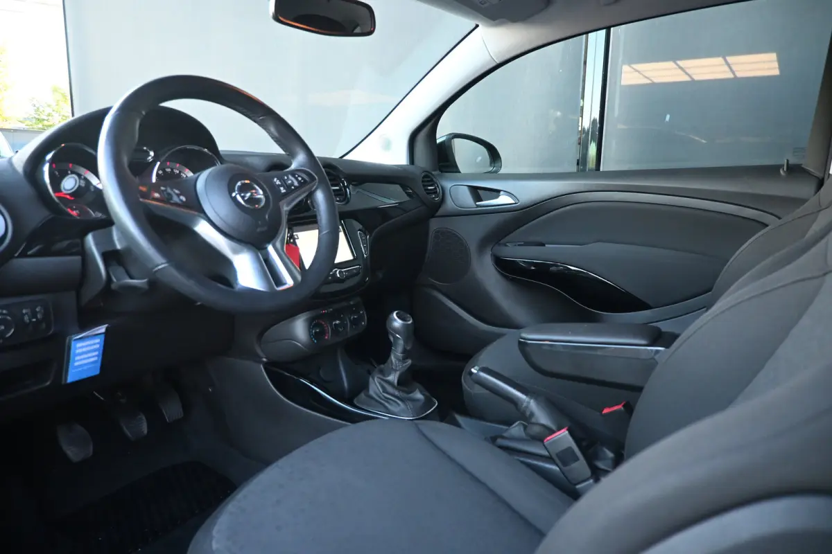 1.0 Turbo BlitZ | Cruise control | Stoel/Stuur verwarming | Navigatie | Parkeersensoren achter | LMV 16" | Airco | Extra getint glas |