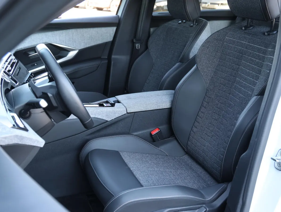 1.2 Allure Hybrid 145 Camera | Keyless | Climate Control | Navigatie Apple Carplay & Android Auto | 7 Persoons | 19" LMV