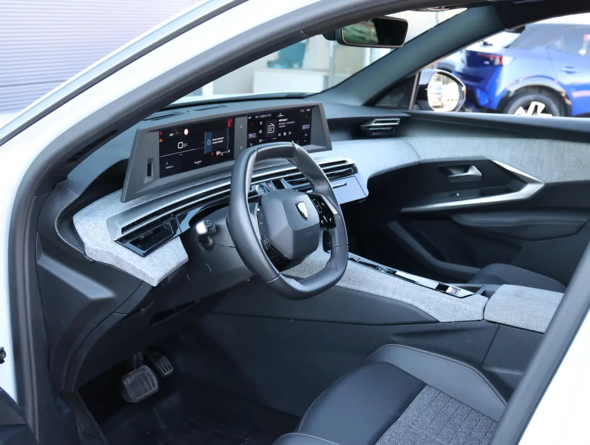 1.2 Allure Hybrid 145 Camera | Keyless | Climate Control | Navigatie Apple Carplay & Android Auto | 7 Persoons | 19" LMV