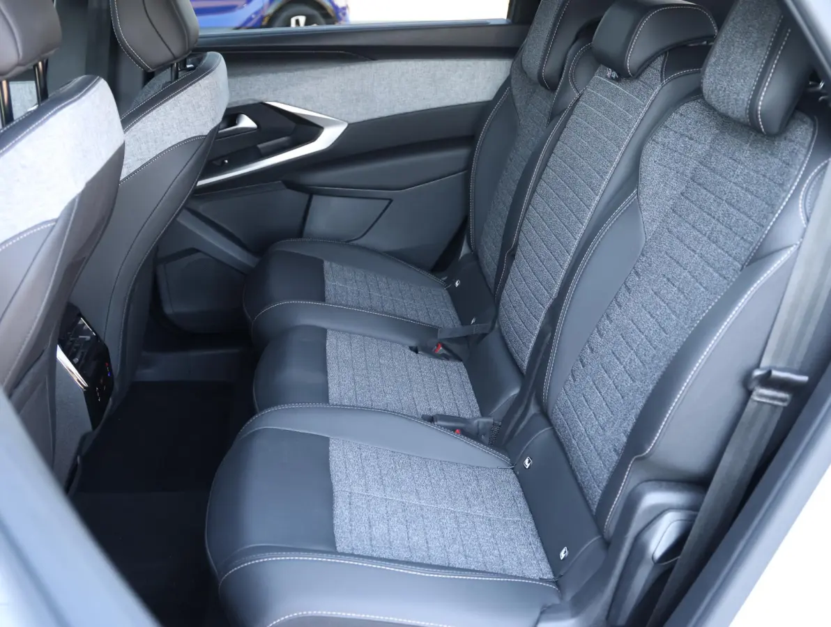 1.2 Allure Hybrid 145 Camera | Keyless | Climate Control | Navigatie Apple Carplay & Android Auto | 7 Persoons | 19" LMV