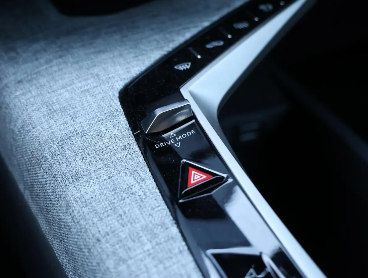 1.2 Allure Hybrid 145 Camera | Keyless | Climate Control | Navigatie Apple Carplay & Android Auto | 7 Persoons | 19" LMV