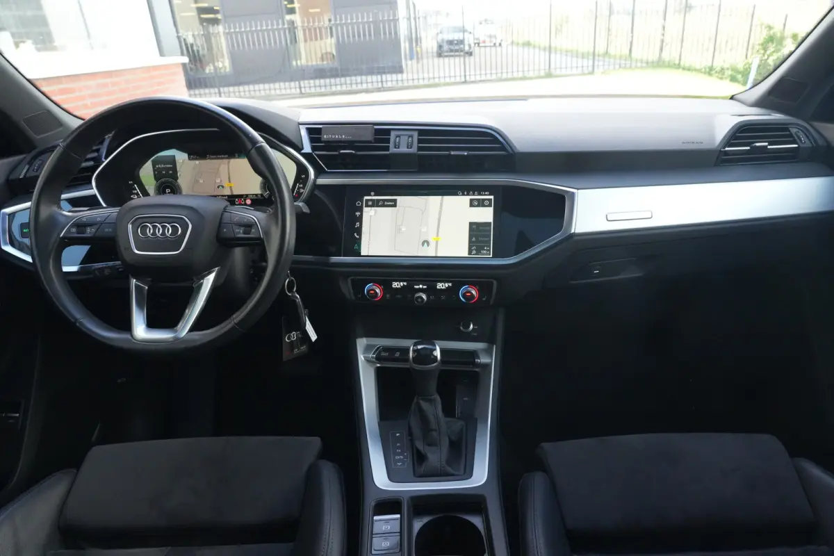 45 TFSI e | S line | 245pk | PHEV | Black Edition | Pano | Camera | Stoelverwarming Een Audi Q3 Sportback zoals je hem graag ziet: sportief, stijlvol en volledig in het zwart uitgevoerd. De 