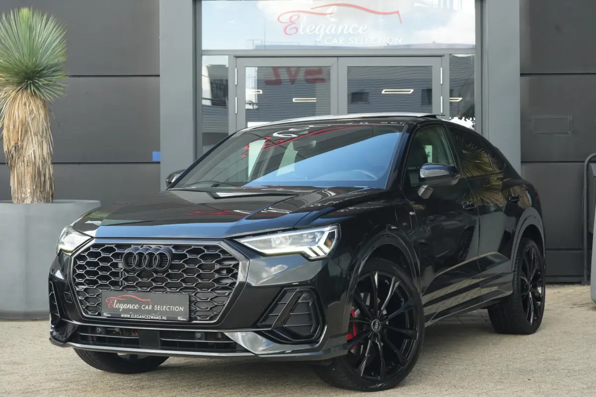 45 TFSI e | S line | 245pk | PHEV | Black Edition | Pano | Camera | Stoelverwarming Een Audi Q3 Sportback zoals je hem graag ziet: sportief, stijlvol en volledig in het zwart uitgevoerd. De 