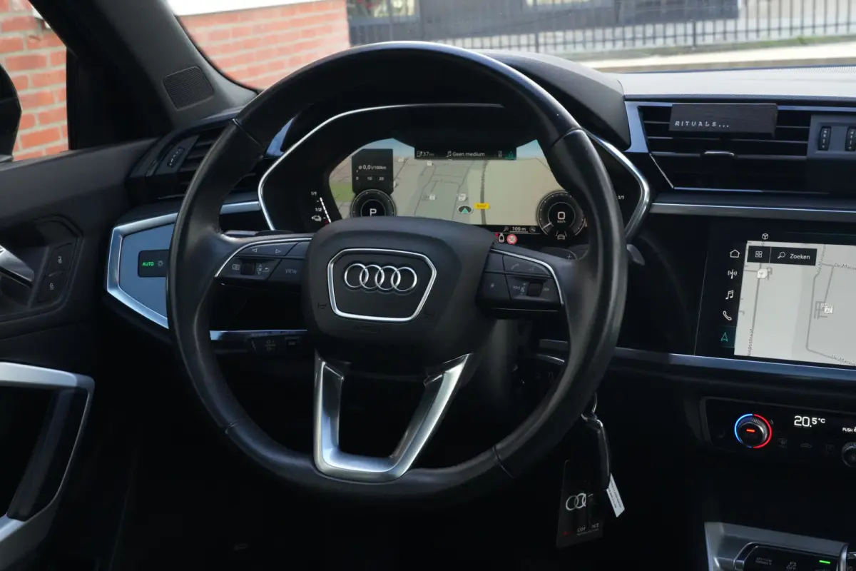 45 TFSI e | S line | 245pk | PHEV | Black Edition | Pano | Camera | Stoelverwarming Een Audi Q3 Sportback zoals je hem graag ziet: sportief, stijlvol en volledig in het zwart uitgevoerd. De 
