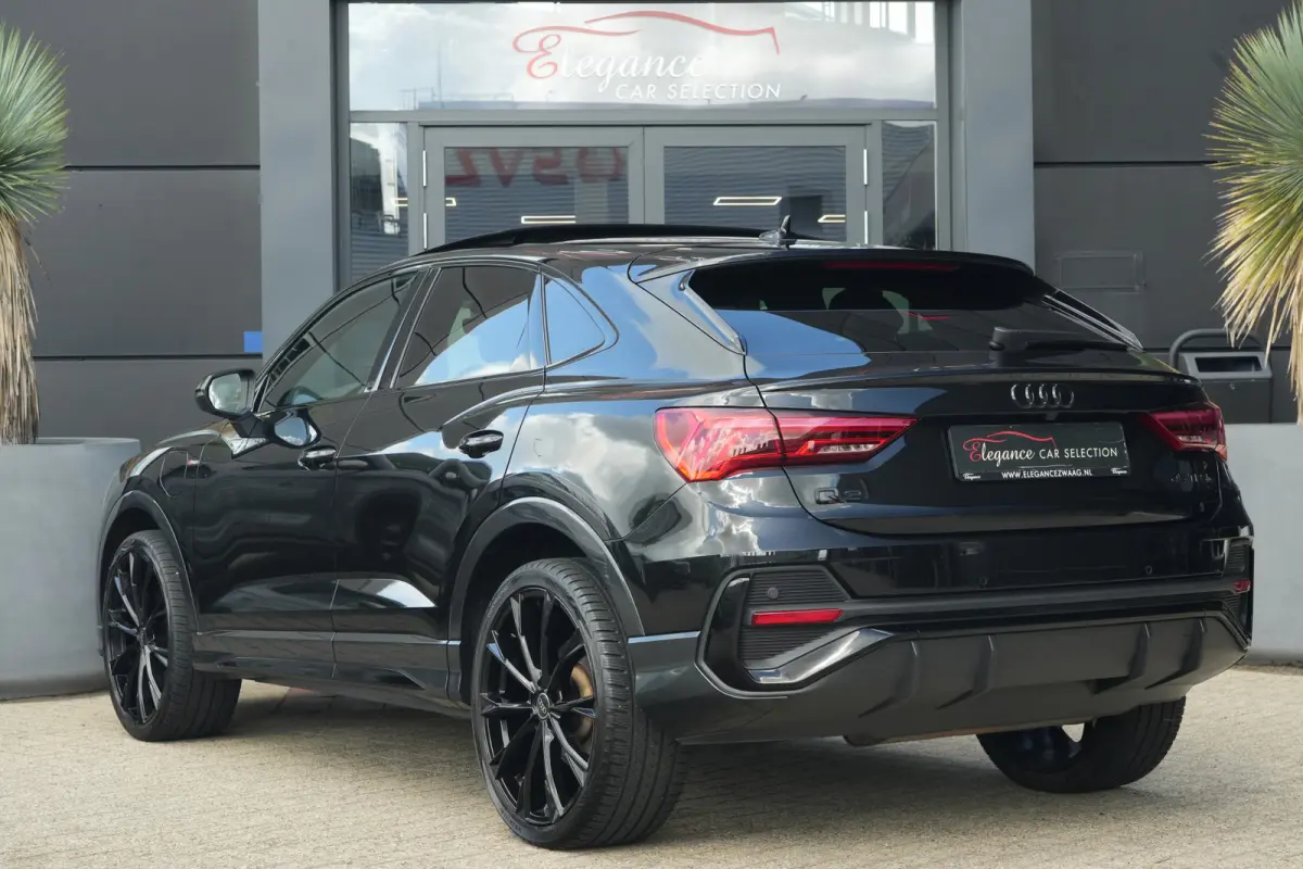 45 TFSI e | S line | 245pk | PHEV | Black Edition | Pano | Camera | Stoelverwarming Een Audi Q3 Sportback zoals je hem graag ziet: sportief, stijlvol en volledig in het zwart uitgevoerd. De 