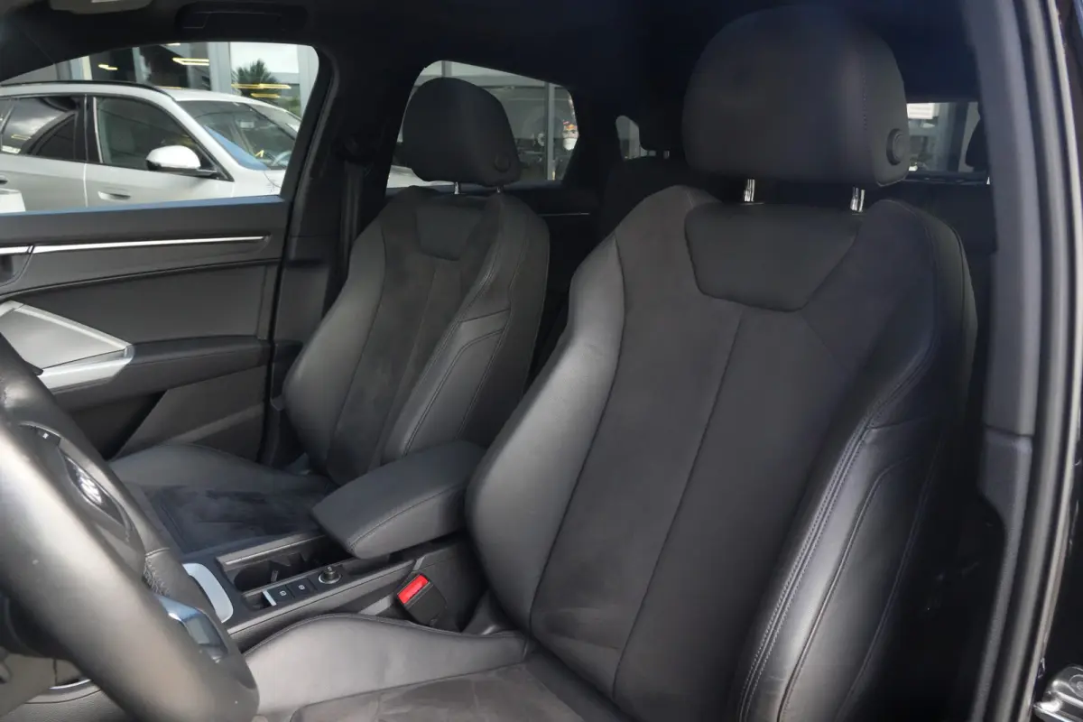 45 TFSI e | S line | 245pk | PHEV | Black Edition | Pano | Camera | Stoelverwarming Een Audi Q3 Sportback zoals je hem graag ziet: sportief, stijlvol en volledig in het zwart uitgevoerd. De 