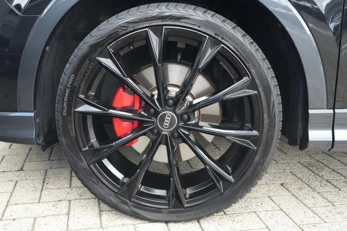 45 TFSI e | S line | 245pk | PHEV | Black Edition | Pano | Camera | Stoelverwarming Een Audi Q3 Sportback zoals je hem graag ziet: sportief, stijlvol en volledig in het zwart uitgevoerd. De 