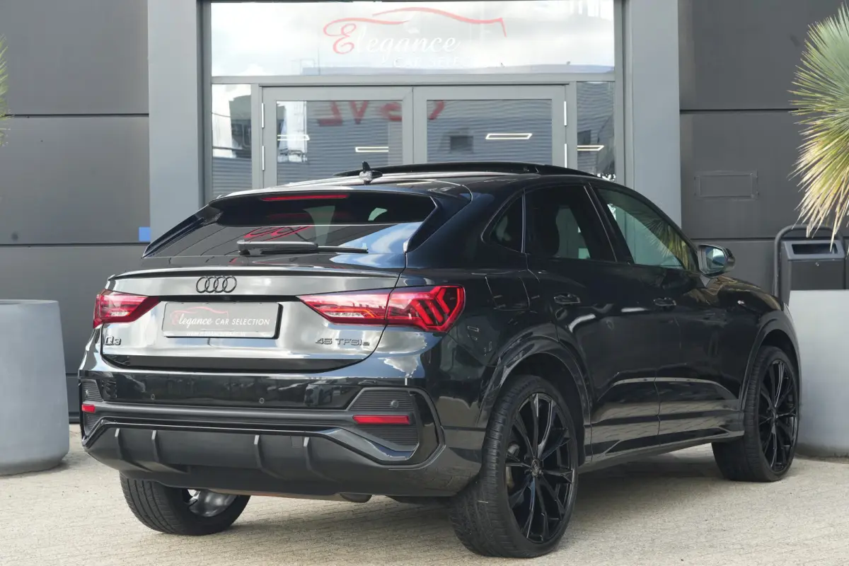 45 TFSI e | S line | 245pk | PHEV | Black Edition | Pano | Camera | Stoelverwarming Een Audi Q3 Sportback zoals je hem graag ziet: sportief, stijlvol en volledig in het zwart uitgevoerd. De 