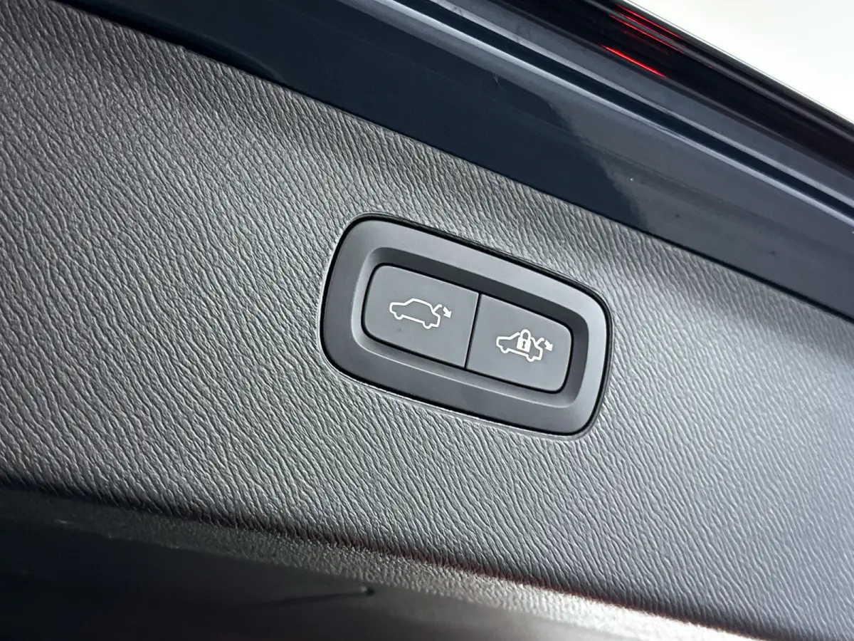 T8 Plug-in hybrid AWD Ultra Dark | SOH 100% | Panoramadak | 360° camera | Bowers & Wilkins | Luchtvering | Head-up display | Stoelventilatie | Trekhaak