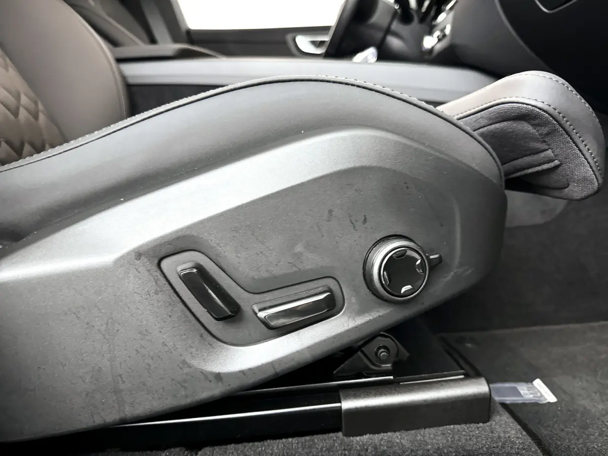 T6 Plug-in hybrid AWD Ultra Dark | SOH 100% | Panoramadak | 360° camera | Luchtvering | Head-up display | Luchtvering | Stoel- en stuurverwarming | Trekhaak