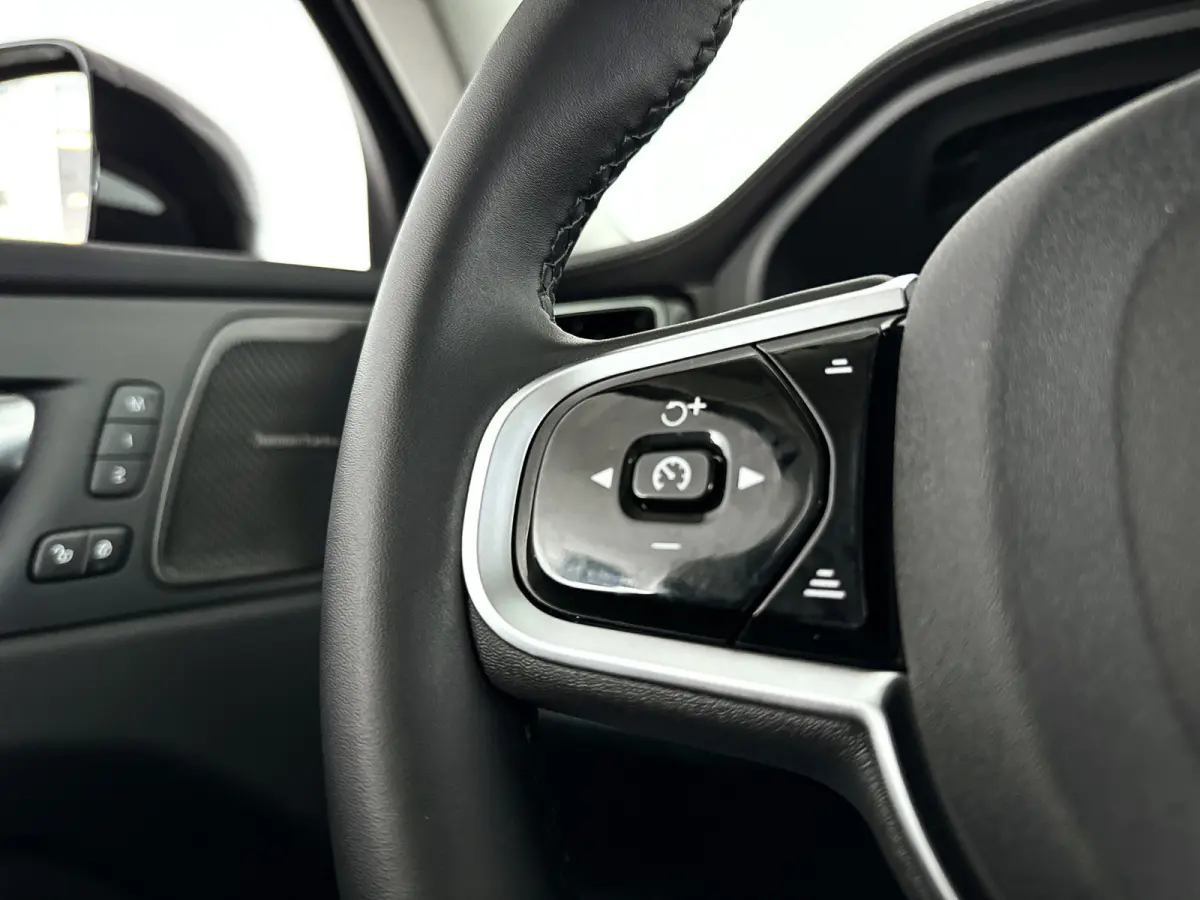 T6 Plug-in hybrid AWD Ultra Dark | SOH 100% | Panoramadak | 360° camera | Luchtvering | Head-up display | Luchtvering | Stoel- en stuurverwarming | Trekhaak