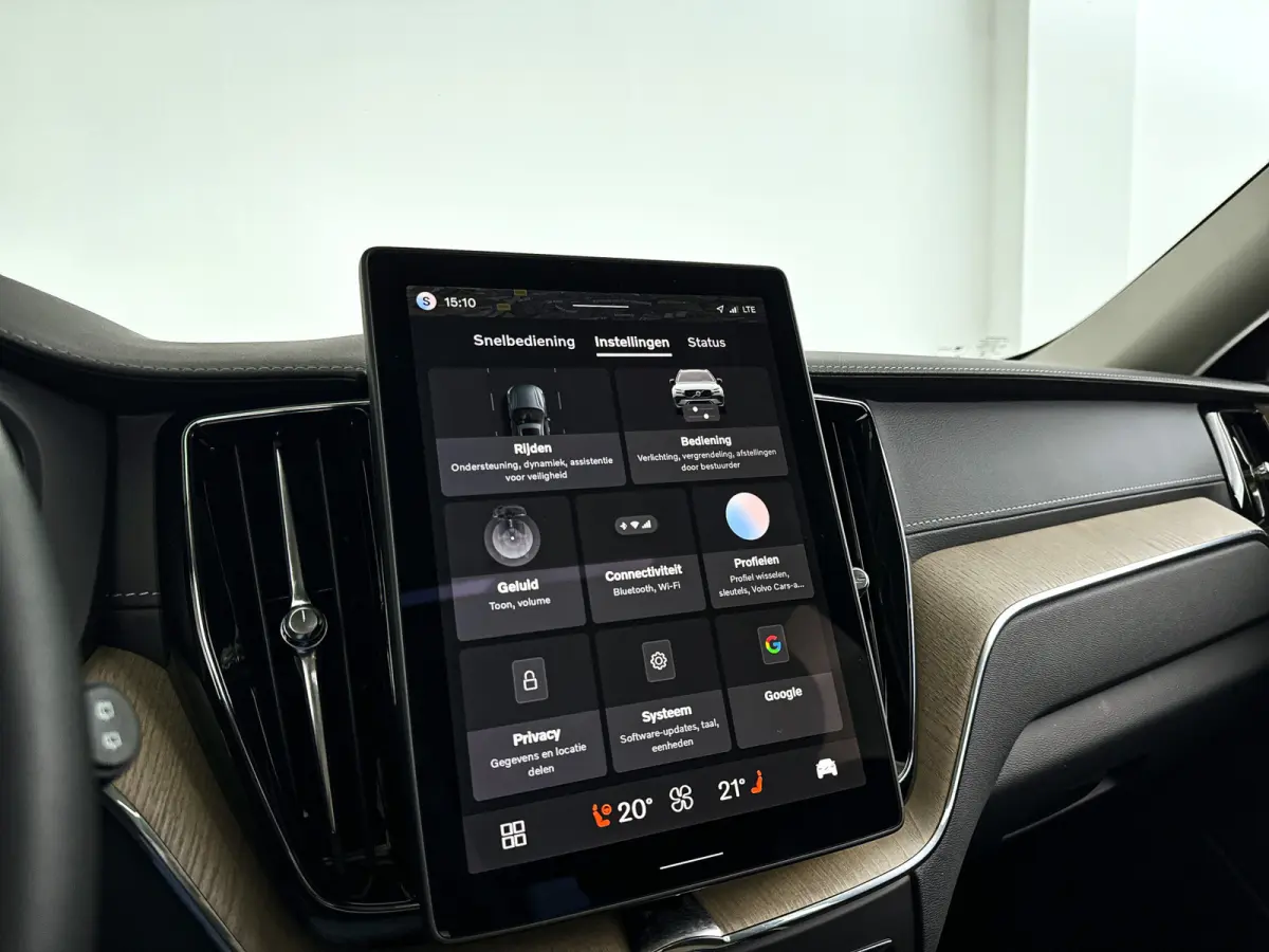 T6 Plug-in hybrid AWD Ultra Dark | SOH 100% | Panoramadak | 360° camera | Luchtvering | Head-up display | Luchtvering | Stoel- en stuurverwarming | Trekhaak
