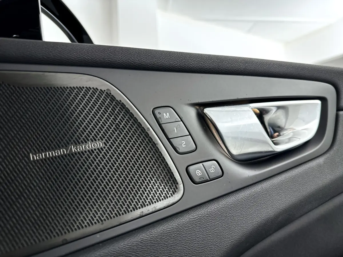 T6 Plug-in hybrid AWD Ultra Dark | SOH 100% | Panoramadak | 360° camera | Luchtvering | Head-up display | Luchtvering | Stoel- en stuurverwarming | Trekhaak