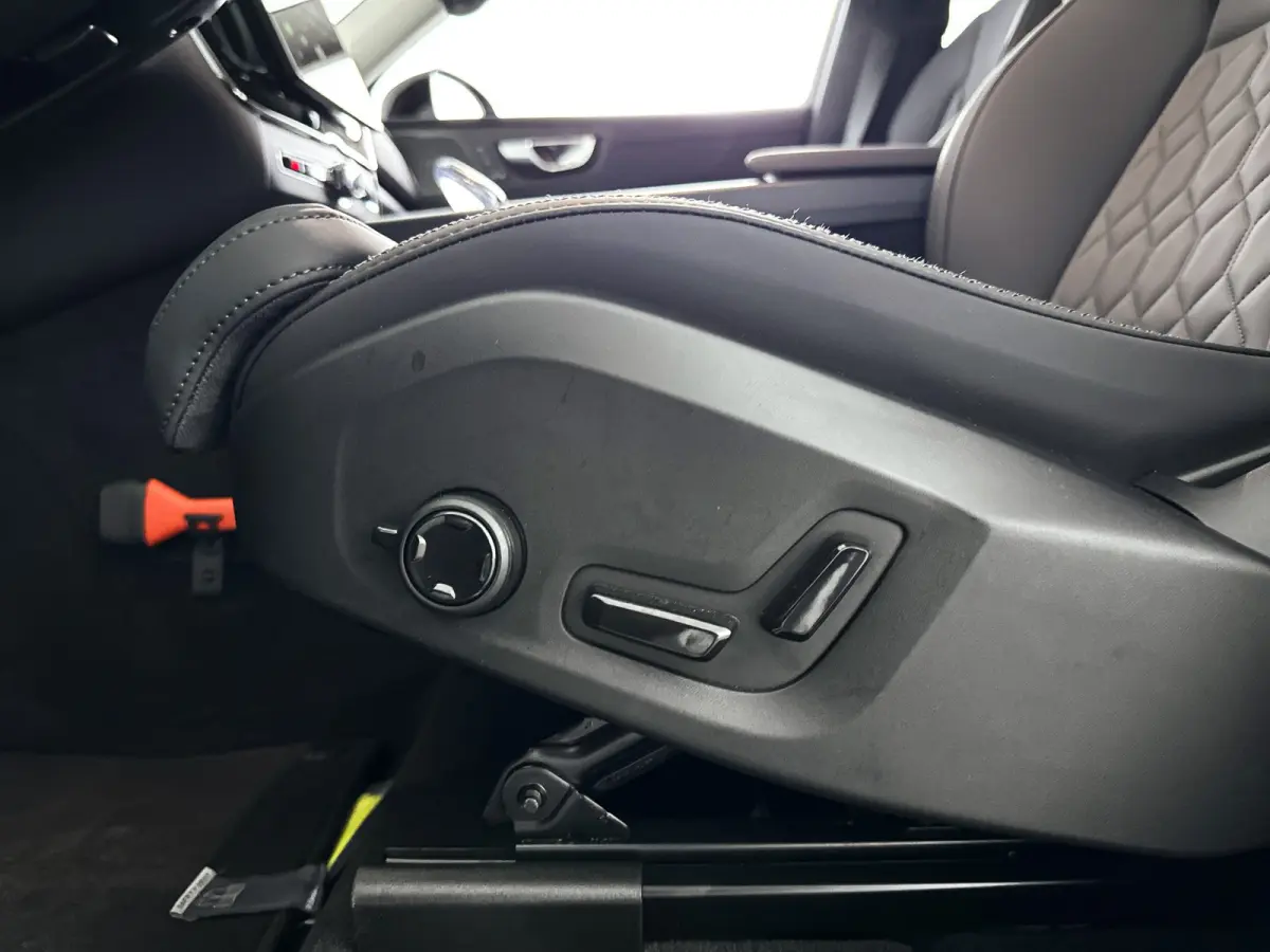 T6 Plug-in hybrid AWD Ultra Dark | SOH 100% | Panoramadak | 360° camera | Luchtvering | Head-up display | Luchtvering | Stoel- en stuurverwarming | Trekhaak