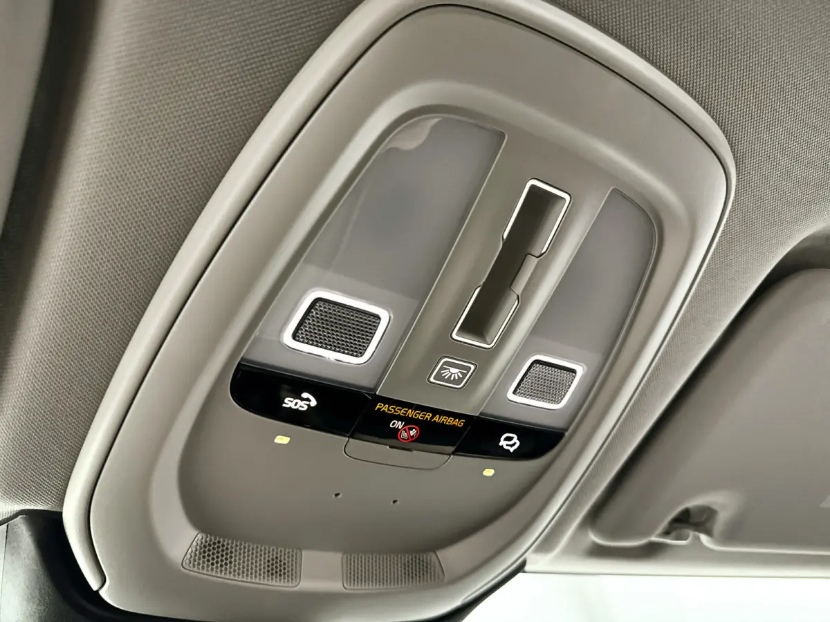 T6 Plug-in hybrid AWD Ultra Dark | SOH 100% | Panoramadak | 360° camera | Luchtvering | Head-up display | Luchtvering | Stoel- en stuurverwarming | Trekhaak
