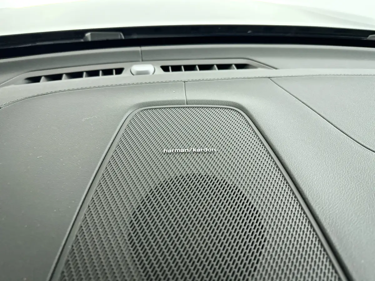 T6 Plug-in hybrid AWD Ultra Dark | SOH 100% | Panoramadak | 360° camera | Luchtvering | Head-up display | Luchtvering | Stoel- en stuurverwarming | Trekhaak