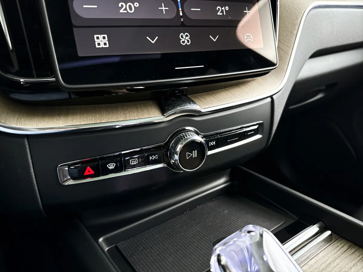T6 Plug-in hybrid AWD Ultra Dark | SOH 100% | Panoramadak | 360° camera | Luchtvering | Head-up display | Luchtvering | Stoel- en stuurverwarming | Trekhaak