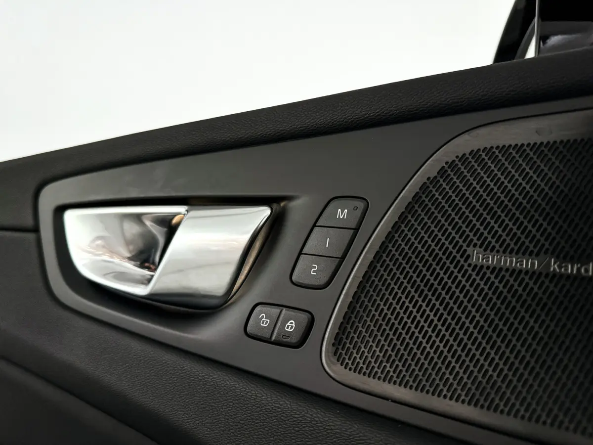 T6 Plug-in hybrid AWD Ultra Dark | SOH 100% | Panoramadak | 360° camera | Luchtvering | Head-up display | Luchtvering | Stoel- en stuurverwarming | Trekhaak