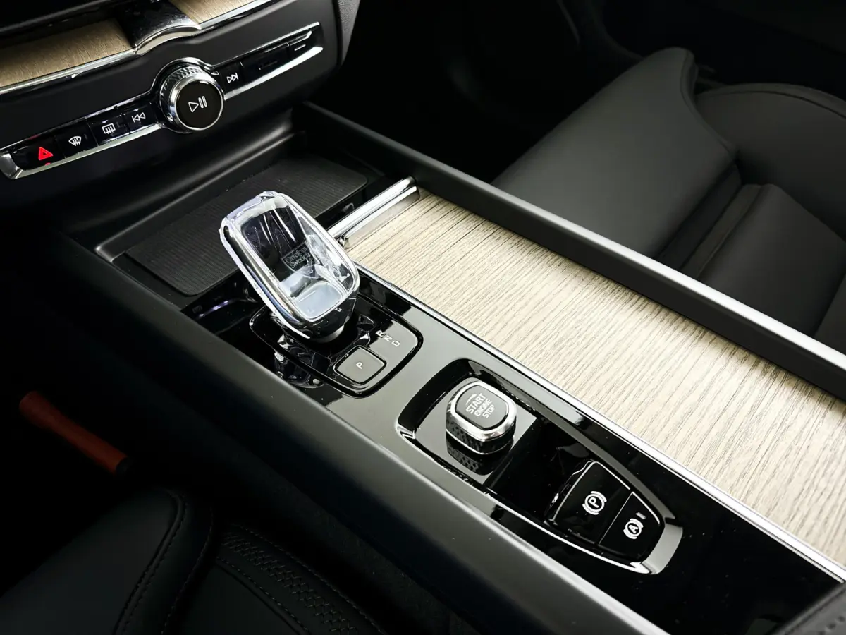 T6 Plug-in hybrid AWD Ultra Dark | SOH 100% | Panoramadak | 360° camera | Luchtvering | Head-up display | Luchtvering | Stoel- en stuurverwarming | Trekhaak