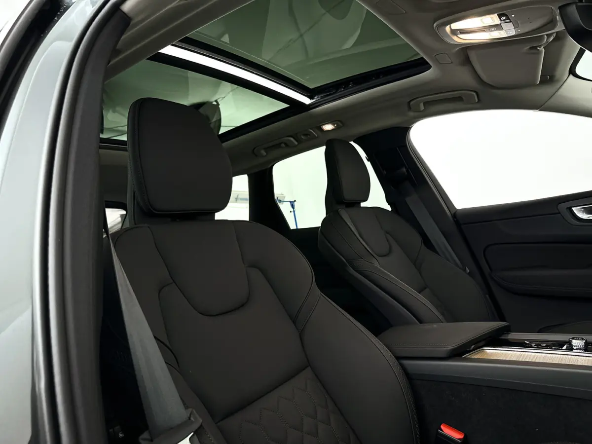 T6 Plug-in hybrid AWD Ultra Dark | SOH 100% | Panoramadak | 360° camera | Luchtvering | Head-up display | Luchtvering | Stoel- en stuurverwarming | Trekhaak