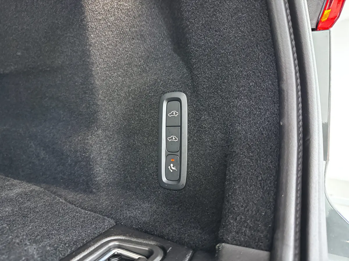 T6 Plug-in hybrid AWD Ultra Dark | SOH 100% | Panoramadak | 360° camera | Luchtvering | Head-up display | Luchtvering | Stoel- en stuurverwarming | Trekhaak