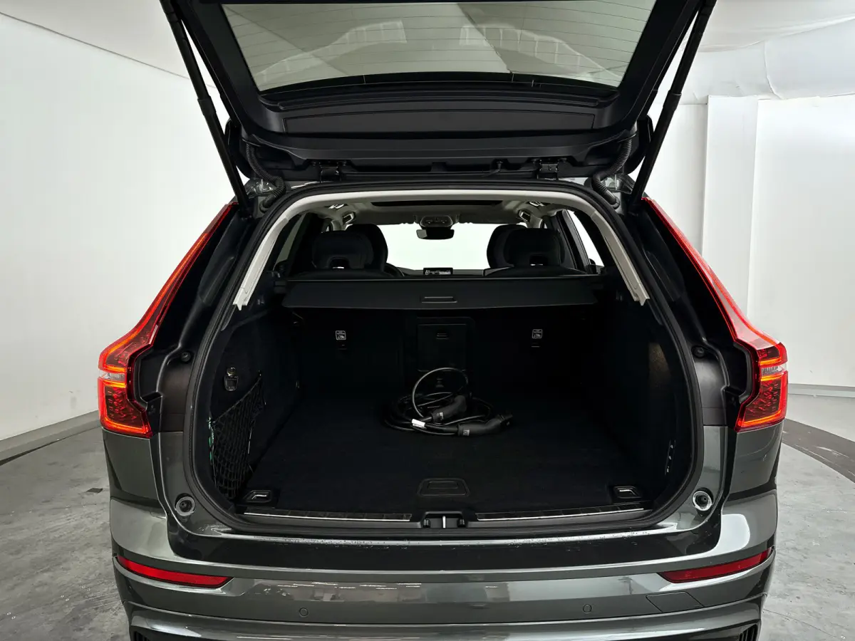 T6 Plug-in hybrid AWD Ultra Dark | SOH 100% | Panoramadak | 360° camera | Luchtvering | Head-up display | Luchtvering | Stoel- en stuurverwarming | Trekhaak