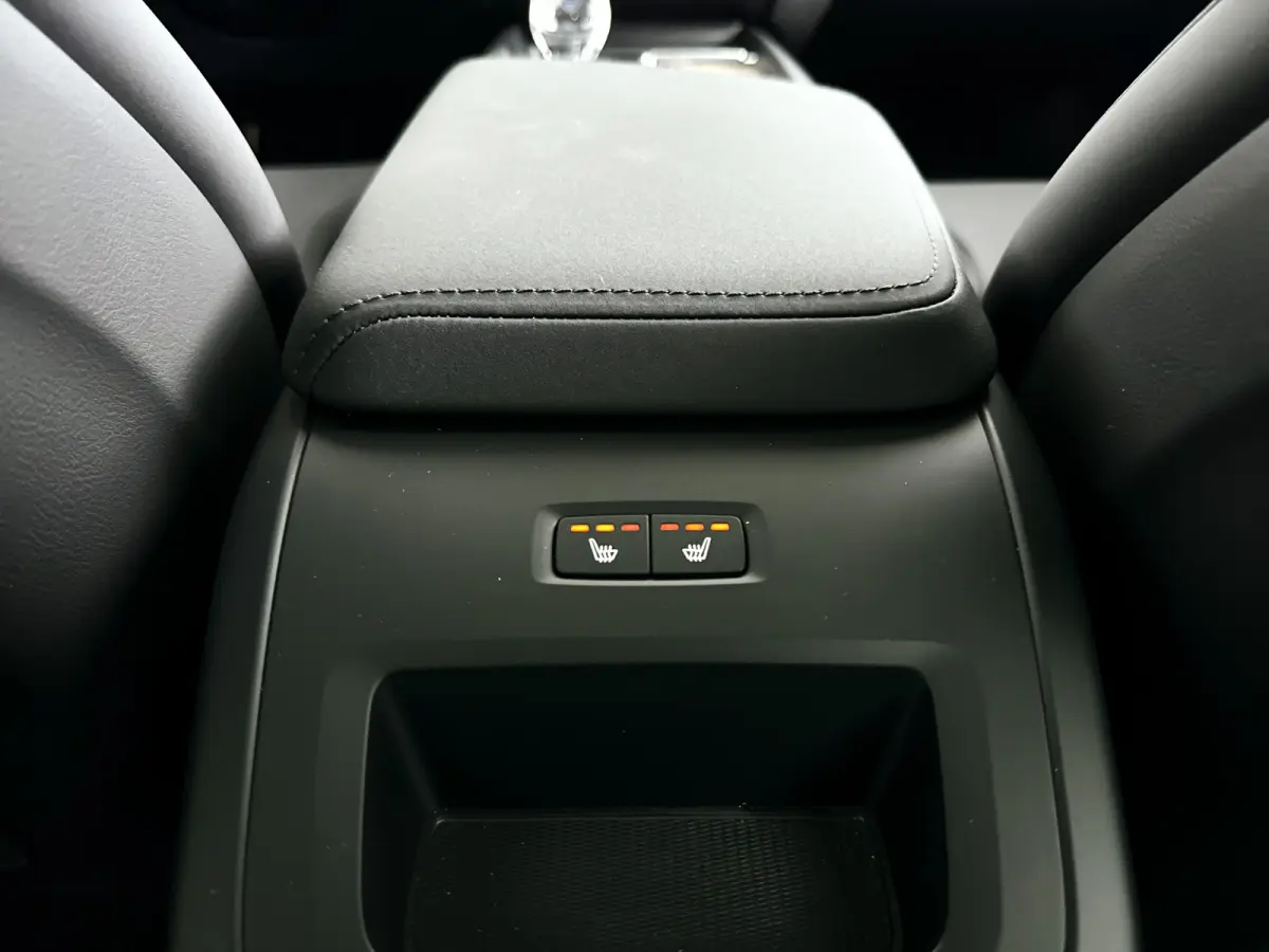T6 Plug-in hybrid AWD Ultra Dark | SOH 100% | Panoramadak | 360° camera | Luchtvering | Head-up display | Luchtvering | Stoel- en stuurverwarming | Trekhaak