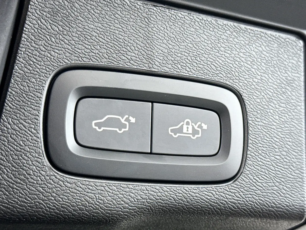 T6 Plug-in hybrid AWD Ultra Dark | SOH 100% | Panoramadak | 360° camera | Luchtvering | Head-up display | Luchtvering | Stoel- en stuurverwarming | Trekhaak