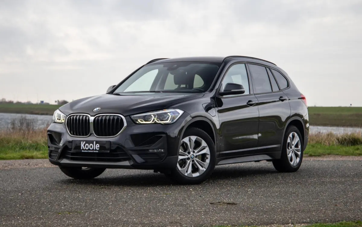 xDrive25e Executive CAMERA / CARPLAY / HEAD UP DISPLAY / LEDER / LED / CRUISE CONTROLE / STOELVERWARMING