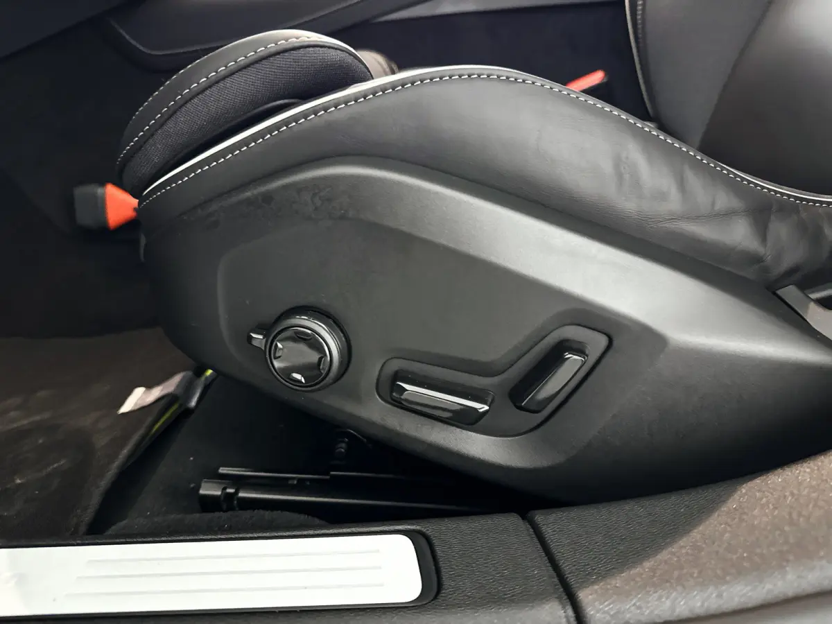 T8 Plug-in hybrid AWD Plus Dark | SOH 100% | Panoramadak | 360° camera | Head-up display | Harman Kardon | Stoel- en stuurverwarming | Trekhaak