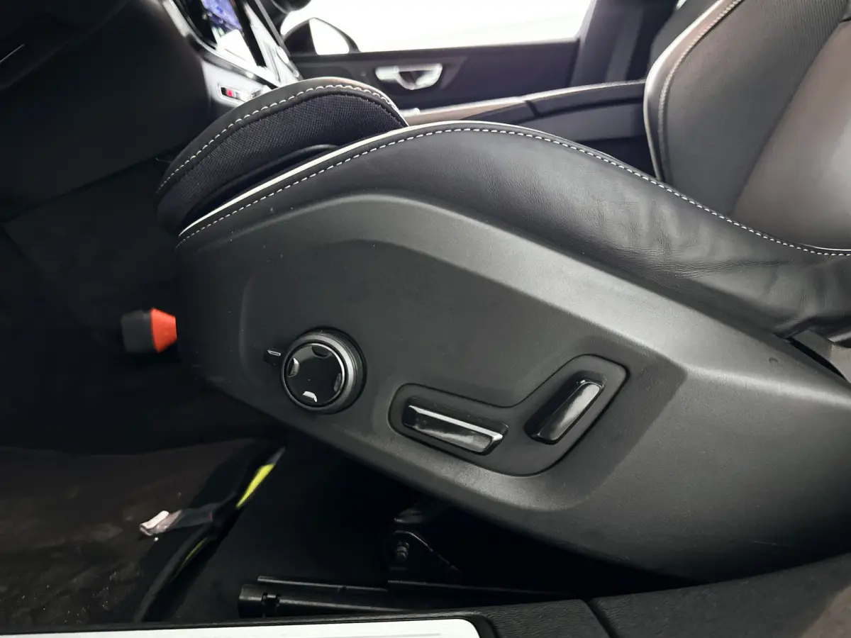 T8 Plug-in hybrid AWD Plus Dark | SOH 100% | Panoramadak | 360° camera | Head-up display | Harman Kardon | Stoel- en stuurverwarming | Trekhaak