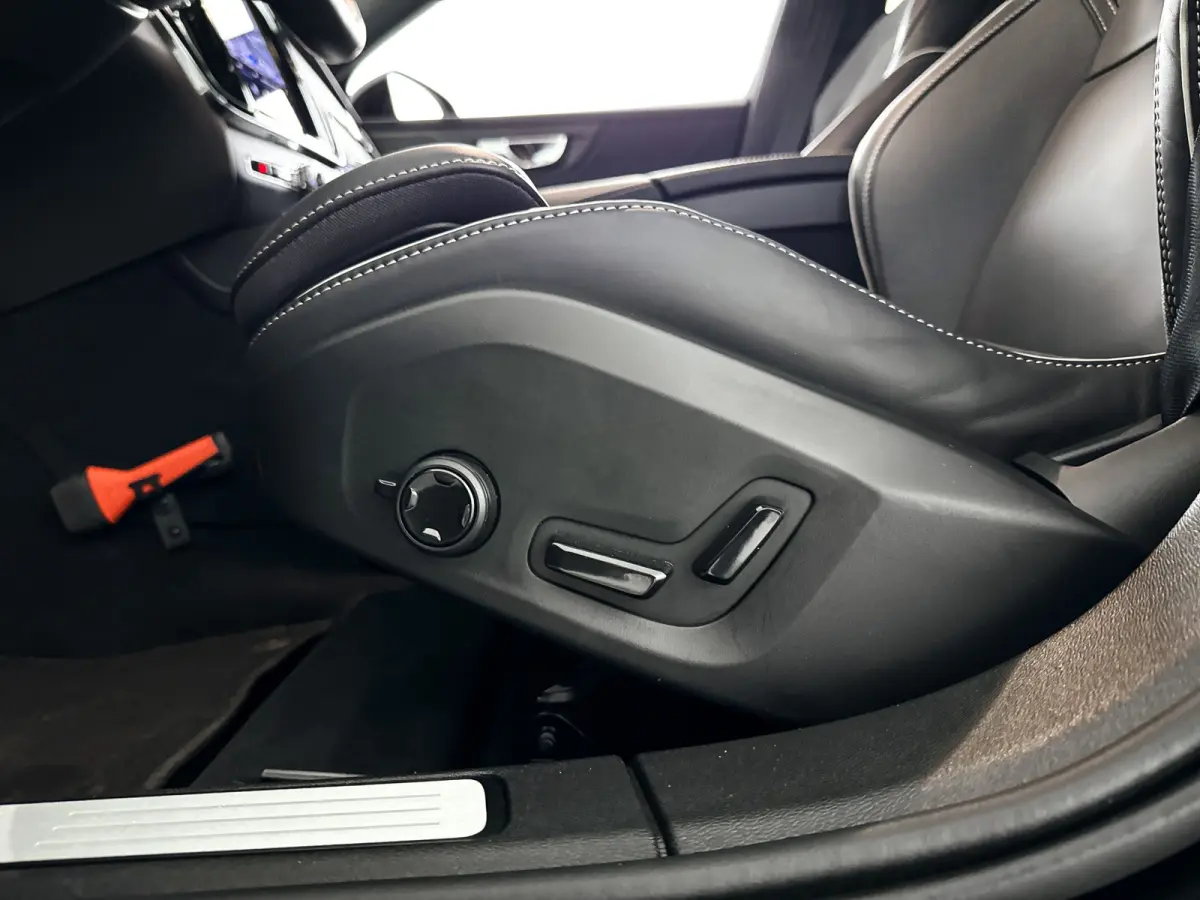 T8 Plug-in hybrid AWD Plus Dark | SOH 100% | Panoramadak | 360° camera | Head-up display | Harman Kardon | Stoel- en stuurverwarming | Trekhaak