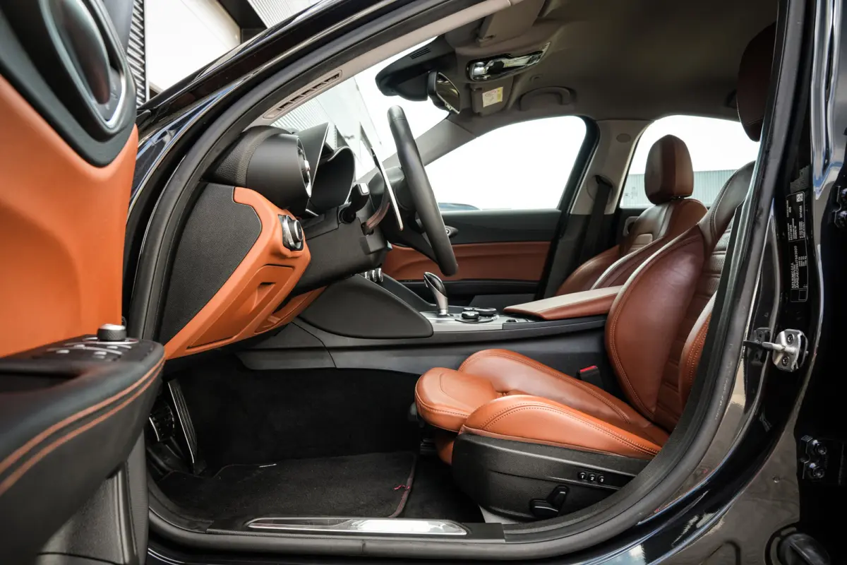 2.0T Super | Org. NL | Veloce pack | ACC | Leder | CarPlay | Navi | Stoelverw. | Metallic |