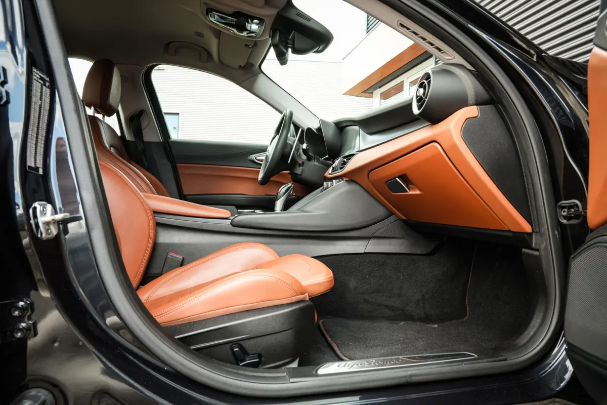 2.0T Super | Org. NL | Veloce pack | ACC | Leder | CarPlay | Navi | Stoelverw. | Metallic |
