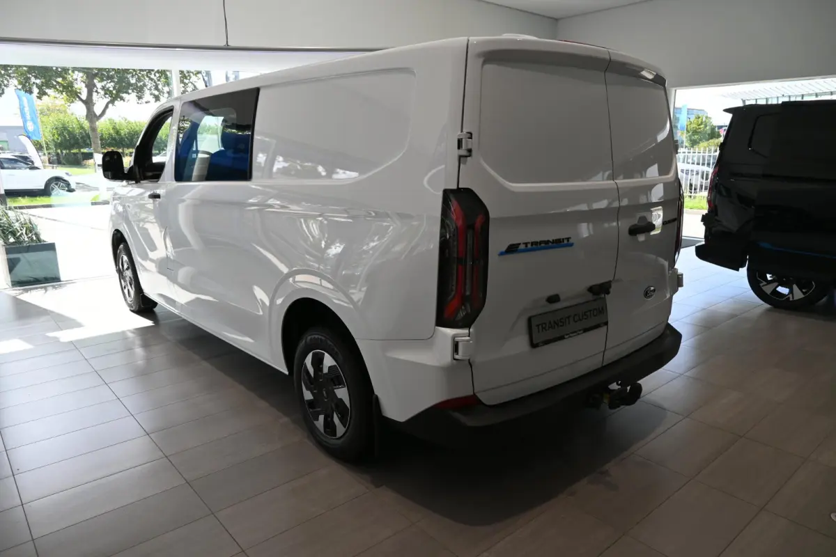 320 L2H1 Trend 65 kWh Dubbel Cabine | €5.000 Korting | 0,99% Financial Lease | Trekhaak | 6 Zitplaatsen | Betonplex Laadvloer | NIEUW UIT VOORRAAD