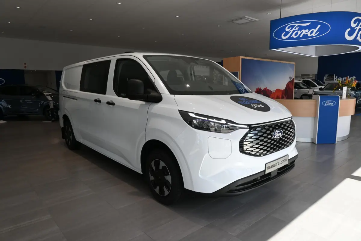 320 L2H1 Trend 65 kWh Dubbel Cabine | €5.000 Korting | 0,99% Financial Lease | Trekhaak | 6 Zitplaatsen | Betonplex Laadvloer | NIEUW UIT VOORRAAD