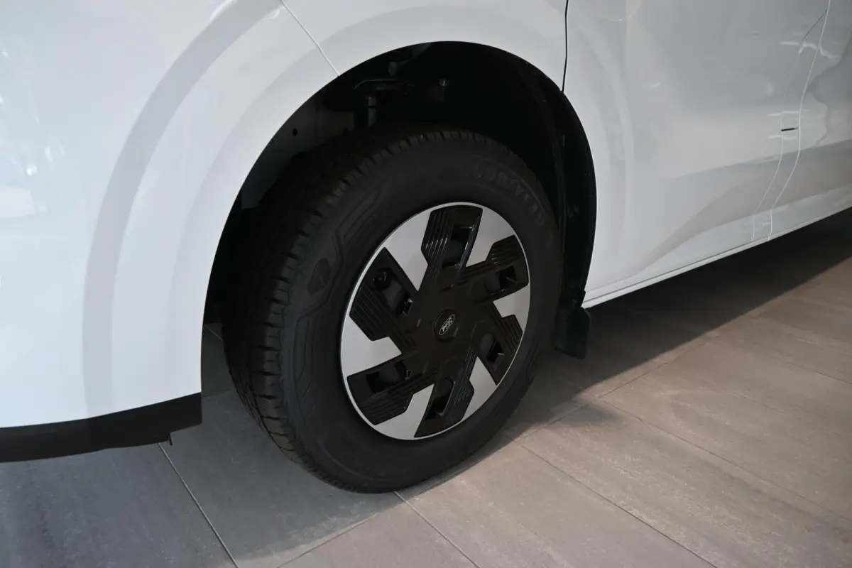 320 L2H1 Trend 65 kWh Dubbel Cabine | €5.000 Korting | 0,99% Financial Lease | Trekhaak | 6 Zitplaatsen | Betonplex Laadvloer | NIEUW UIT VOORRAAD