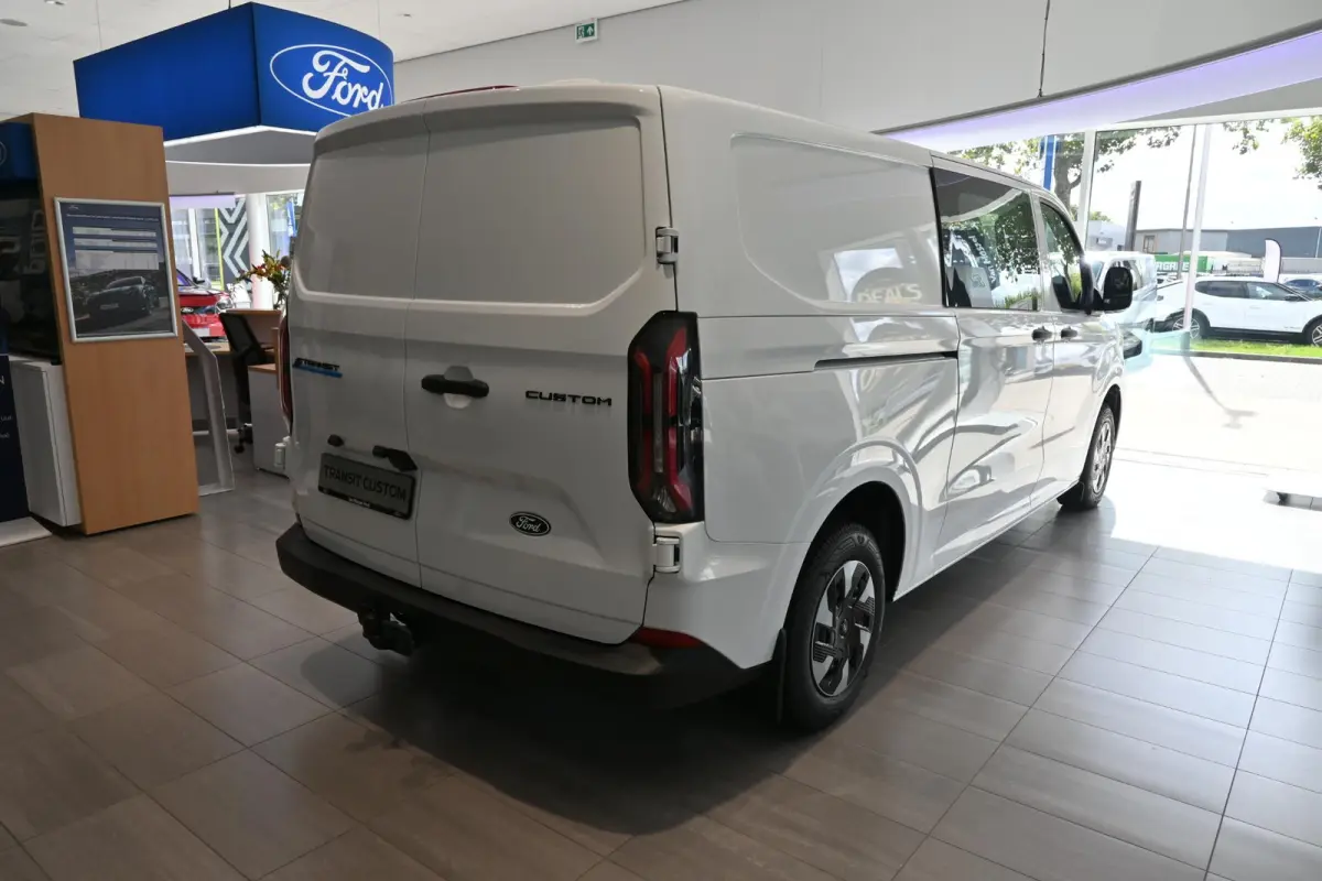 320 L2H1 Trend 65 kWh Dubbel Cabine | €5.000 Korting | 0,99% Financial Lease | Trekhaak | 6 Zitplaatsen | Betonplex Laadvloer | NIEUW UIT VOORRAAD