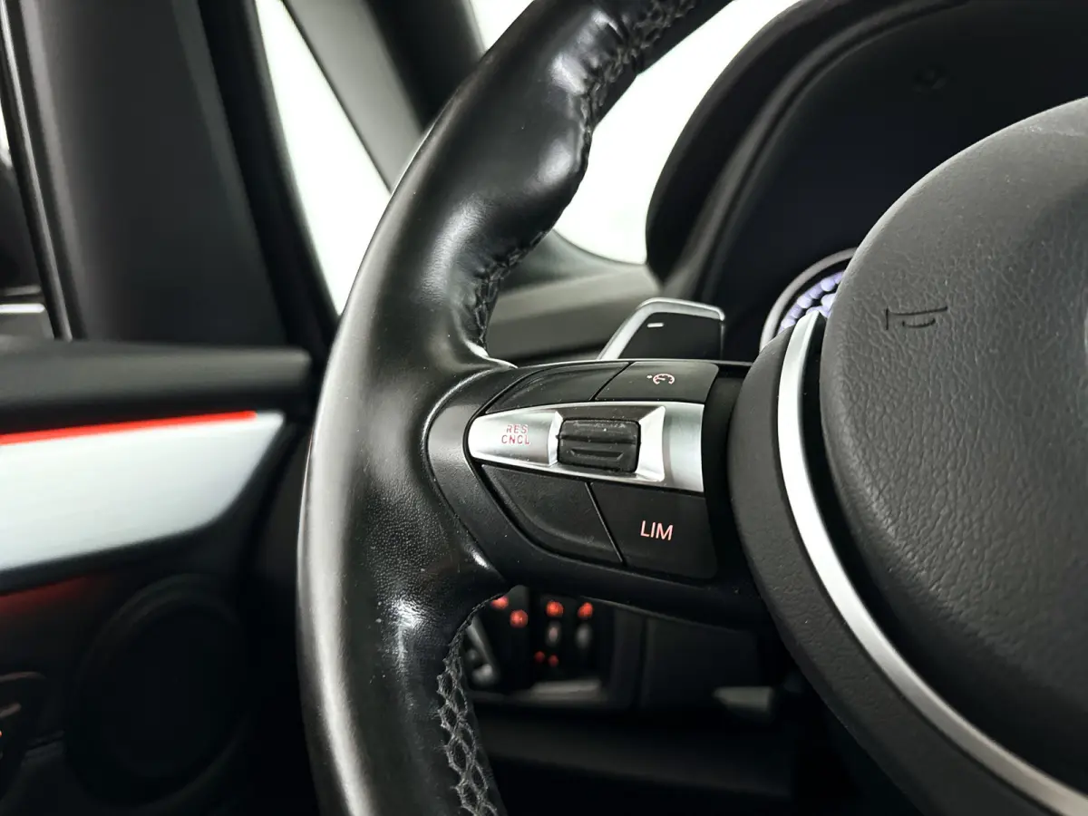 220i High Executive | Parkeercamera | Keyless | Head-up display | Stoel- en stuurverwarming