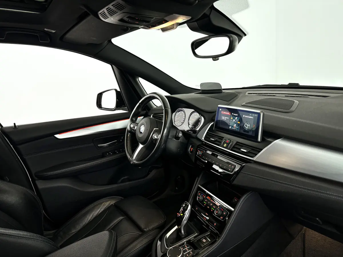 220i High Executive | Parkeercamera | Keyless | Head-up display | Stoel- en stuurverwarming