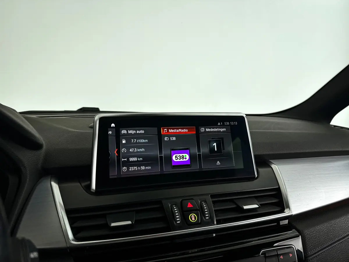 220i High Executive | Parkeercamera | Keyless | Head-up display | Stoel- en stuurverwarming