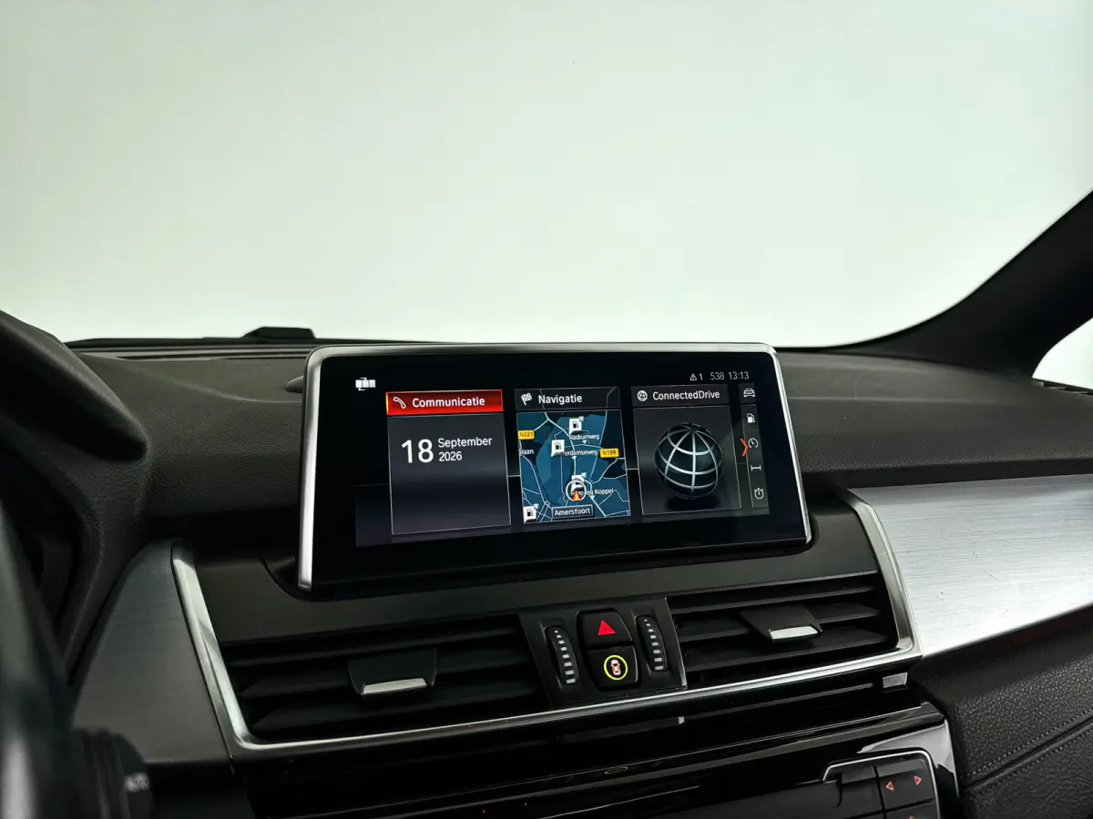 220i High Executive | Parkeercamera | Keyless | Head-up display | Stoel- en stuurverwarming