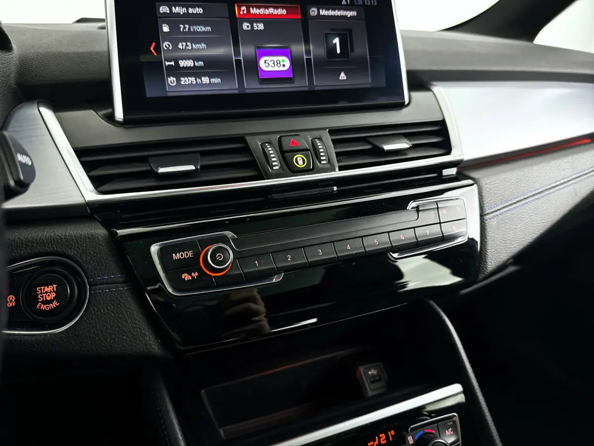 220i High Executive | Parkeercamera | Keyless | Head-up display | Stoel- en stuurverwarming