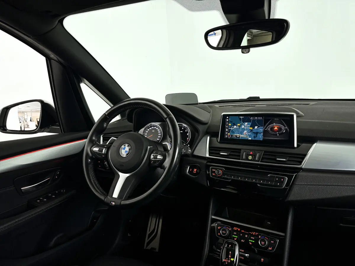 220i High Executive | Parkeercamera | Keyless | Head-up display | Stoel- en stuurverwarming